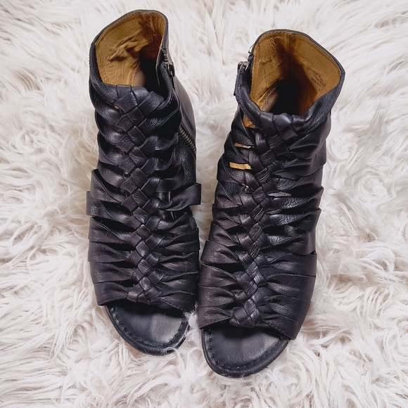 FRYE Marlene Twisted Leather Sandals Black Flat Open Toe Size 8.5 - Picture 2 of 8